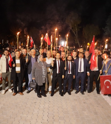 29 Ekim Çoşkusunu Fener Alayı ve Ozan Erhan Çerkezoğlu Konseriyle Tamamladık