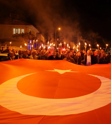 29 Ekim Çoşkusunu Fener Alayı ve Ozan Erhan Çerkezoğlu Konseriyle Tamamladık