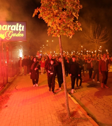 29 Ekim Çoşkusunu Fener Alayı ve Ozan Erhan Çerkezoğlu Konseriyle Tamamladık