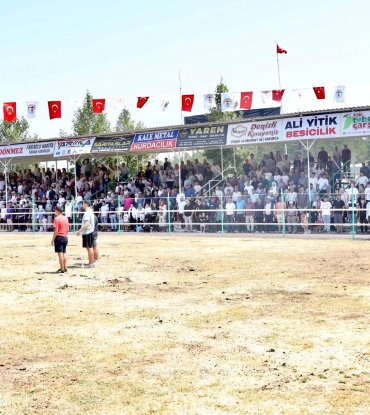 Yörük kültürünün önemli bir geleneği olan  2.Geleneksel Kaledavaz Boğa Güreşlerimiz Sona Erdi.